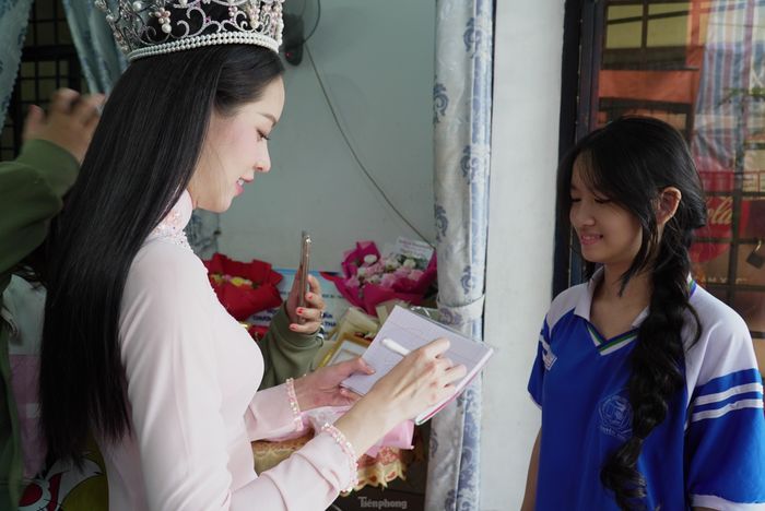 Các bạn trẻ liên tục xin chữ ký hoa hậu.