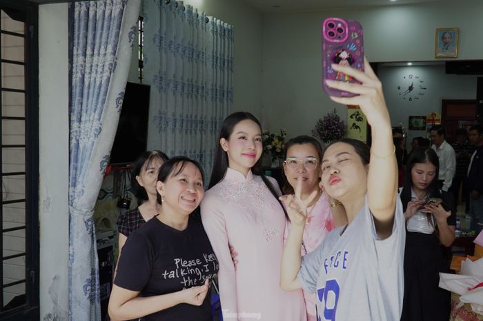 Thanh Thủy được hàng xóm đánh giá là cô gái ngoan ngoãn, lễ phép, dịu dàng, thân thiện với mọi người. "Tui chưa từng nghe điều gì không hay về cháu, cháu đẹp người đẹp cả nết. Cháu là niềm tự hào. Dễ gì có khu dân cư nào có hoa hậu, mà lại là hoa hậu 2 lần, 2 cuộc thi danh giá", bà Liễu tấm tắc khen.