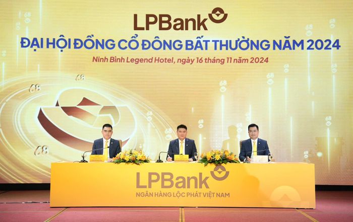 Chủ tịch ĐHĐQT LPBank Nguyễn Đức Thụy (giữa) điều hành ĐHĐCĐ bất thường năm 2024. Ảnh: LPBank.