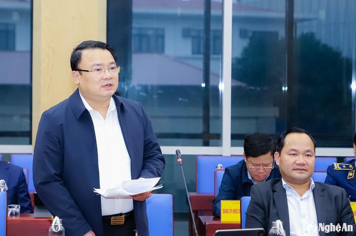 Giám đốc Sở Nông nghiệp và PTNT Phùng Thành Vinh phát biểu tại phiên họp. Ảnh: Phạm Bằng