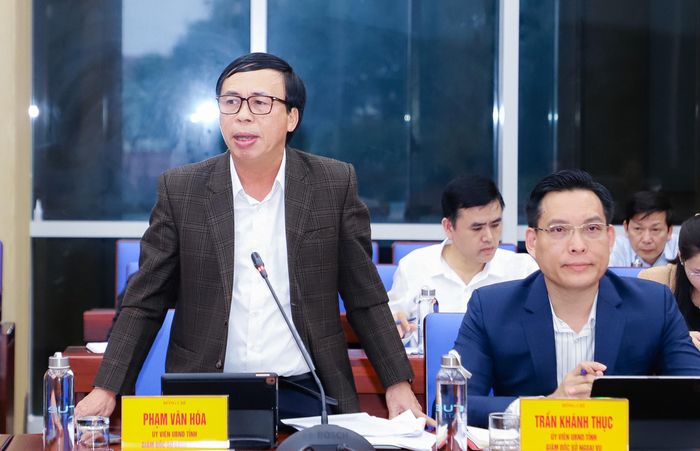 Giám đốc Sở Công Thương Phạm Văn Hóa phát biểu tại phiên họp. Ảnh: Phạm Bằng