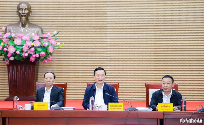 Đồng chí Nguyễn Đức Trung - Bí thư Tỉnh ủy, Chủ tịch UBND tỉnh, đồng chí Bùi Thanh An - Ủy viên Ban Thường vụ Tỉnh ủy, Phó Chủ tịch UBND tỉnh; đồng chí Nguyễn Văn Đệ - Ủy viên Ban Chấp hành Đảng bộ tỉnh, Phó Chủ tịch UBND tỉnh tại phiên họp. Ảnh: Phạm Bằng