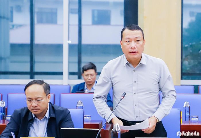 Giám đốc Sở Kế hoạch và Đầu tư Phạm Hồng Quang báo cáo tình hình kinh tế - xã hội năm 2024, kế hoạch phát triển kinh tế - xã hội năm 2025. Ảnh: Phạm Bằng