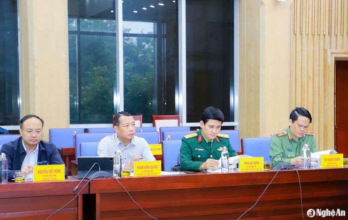 Các đồng chí thành viên UBND tỉnh, lãnh đạo các sở, ngành tham dự phiên họp. Ảnh: Phạm Bằng