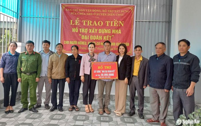Bàn giao tiền hỗ trợ làm nhà Đại đoàn kết cho gia đình ông Lê Văn Ngọc, xóm 4, xã Diễn Trung. Ảnh: Việt Hà
