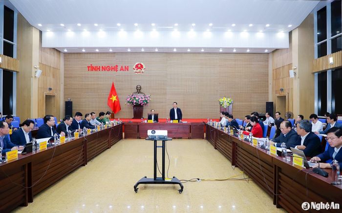 Đồng chí Nguyễn Đức Trung - Bí thư Tỉnh ủy, Chủ tịch UBND tỉnh chủ trì, điều hành phiên họp UBND tỉnh thường kỳ tháng 11/2024. Ảnh: Phạm Bằng