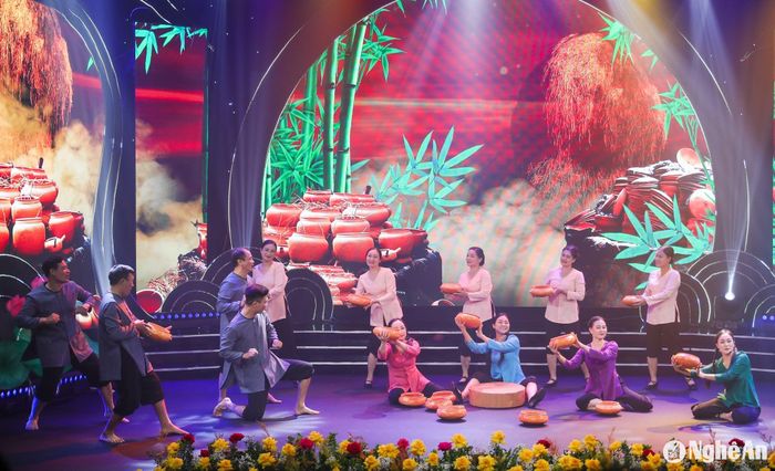Một tiết mục tái hiện không gian diễn xướng dân ca ví, giặm trong lao động, sản xuất của người xưa. Ảnh: Đức Anh.