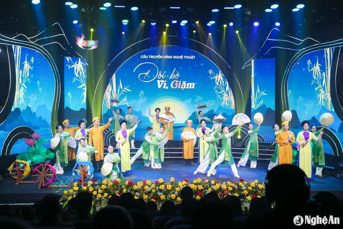 Tiết mục mở đầu chương trình tại điểm cầu Nghệ An. Ảnh: Đức Anh