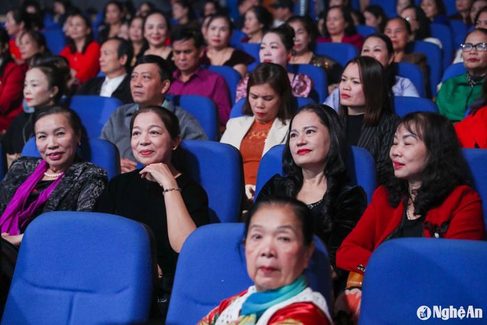 Các tầng lớp nhân dân tham dự chương trình tại điểm cầu Nghệ An. Ảnh: Đức Anh.