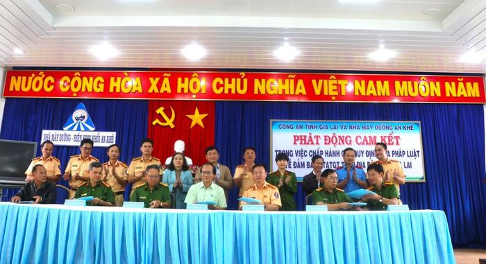  Ký cam kết chấp hành các quy định của pháp luật về an ninh trật tự, bảo đảm an toàn giao thông đối với Nhà máy Đường An Khê, cá nhân kinh doanh vận tải niên vụ 2024-2025. Ảnh: Ngọc Minh 
