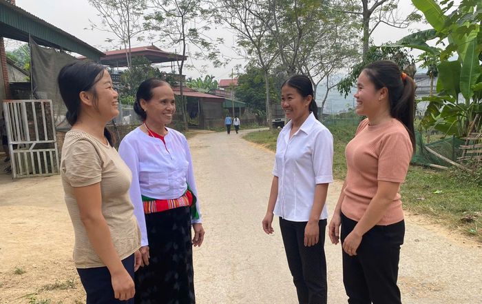 Bà Nhạt và người dân phấn khởi trên con đường rộng rãi, sạch đẹp.