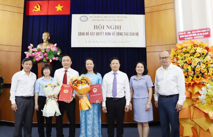 Ban lãnh đạo chúc mừng các nhân sự mới được bổ nhiệm - Ảnh: Đình Hải