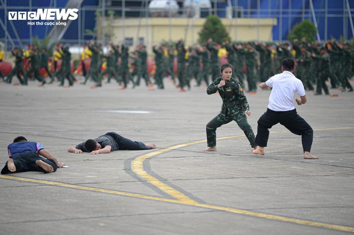 Các nữ chiến đấu viên biểu diễn côn nhị khúc, một trong những bài võ cổ truyền rèn luyện cho đặc công sức nhanh - mạnh - bền, sự khéo léo khi làm nhiệm vụ.