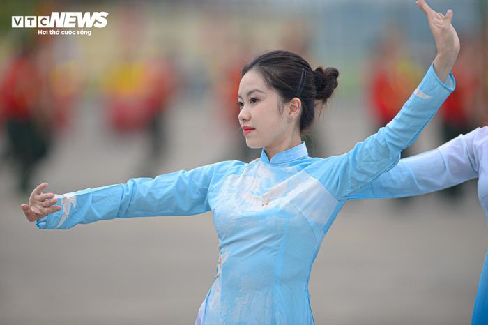 Lễ khai mạc Triển lãm Quốc phòng quốc tế Việt Nam 2024 diễn ra trong sáng 19/12, với sự tham dự của lãnh đạo Đảng, Nhà nước và các khách mời quốc tế.
