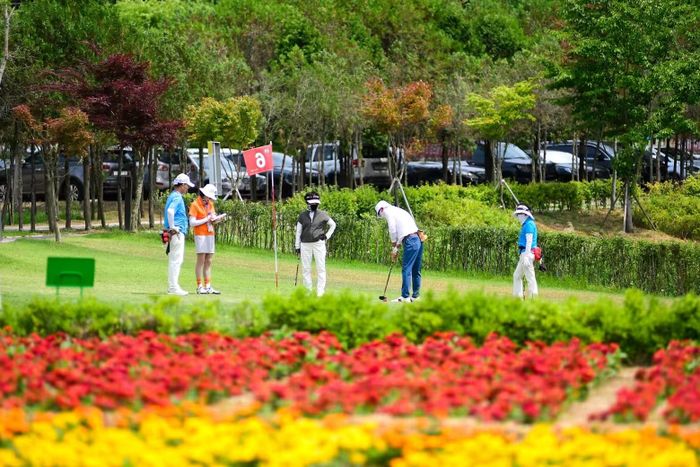 Người Hàn Quốc đổ xô đến công viên chơi golf vì thoải mái, giá vé vào rẻ hơn hẳn các sân golf chuyên nghiệp. Ảnh: Hwacheon.