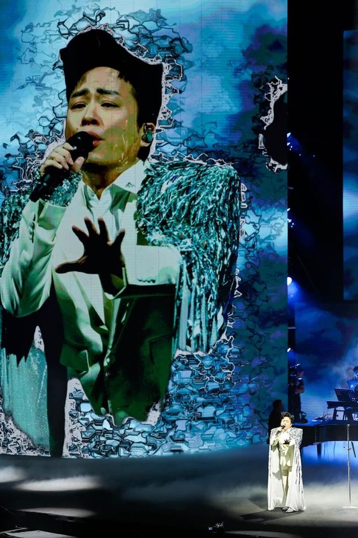 Ca sĩ Tùng Dương biểu diễn trong liveconcert “Tùng Dương - Người đàn ông hát”