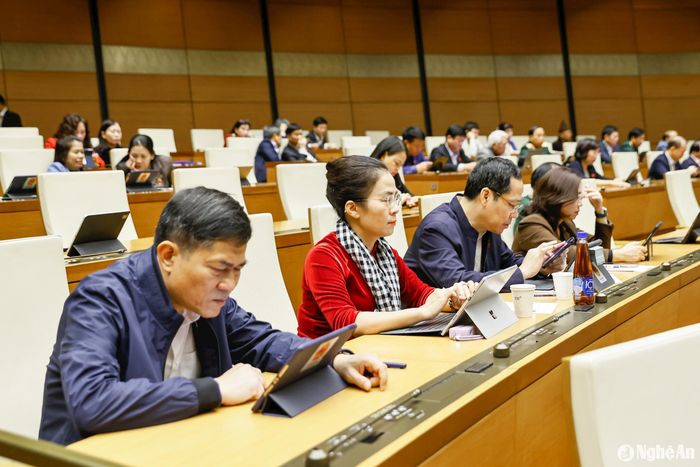 Các ĐBQH đoàn Nghệ An tại phiên làm việc sáng 28/11. Ảnh: Nam An