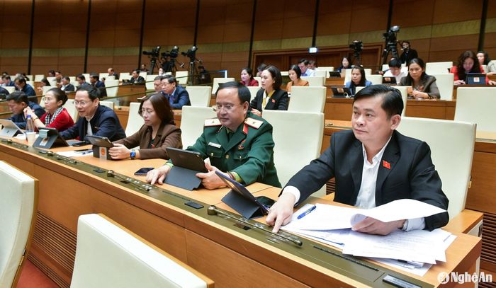 Các ĐBQH đoàn Nghệ An tại phiên làm việc sáng 28/11. Ảnh: Nam An