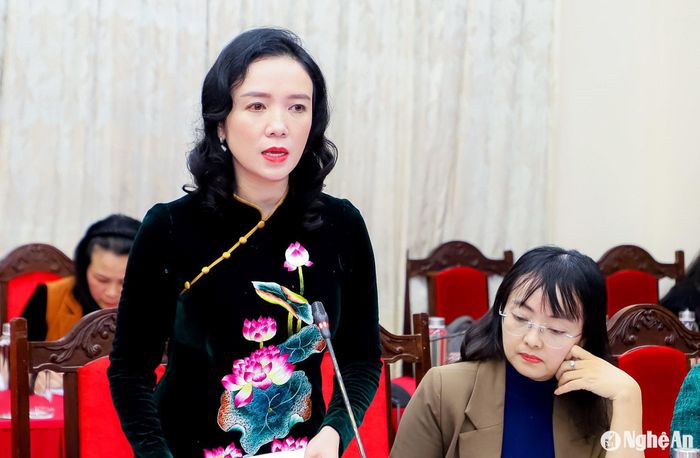 Giám đốc Sở Văn hóa và Thể thao Trần Thị Mỹ Hạnh trình bày Dự thảo Đề án Bảo vệ và Phát huy giá trị di sản văn hóa phi vật thể đại diện của nhân loại Dân ca ví, giặm Nghệ Tĩnh tỉnh Nghệ An giai đoạn 2026-2030. Ảnh: Phạm Bằng