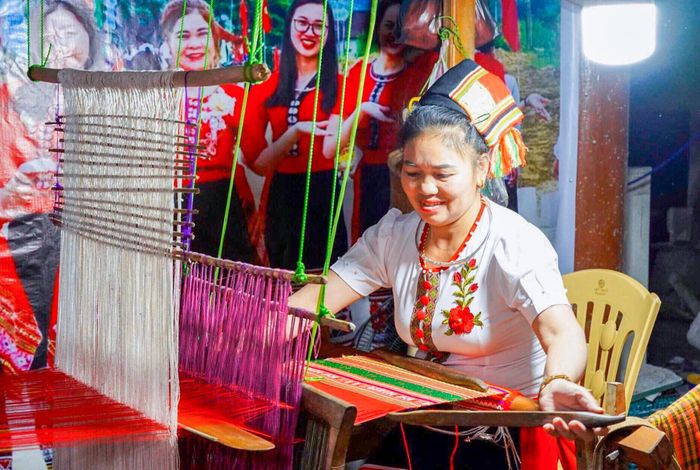 Nghề dệt thổ cẩm của phụ nữ xã Tiên Kỳ (Tân Kỳ) - một di sản văn hóa phi vật thể của đồng bào dân tộc thiểu số miền Tây. Ảnh: Minh Quân