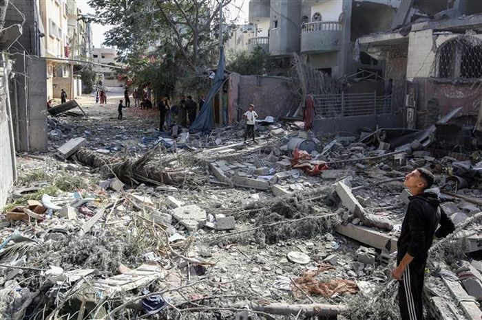 Đống đổ nát sau cuộc không kích của Israel xuống Dải Gaza ngày 17/11/2024. Ảnh: THX/TTXVN