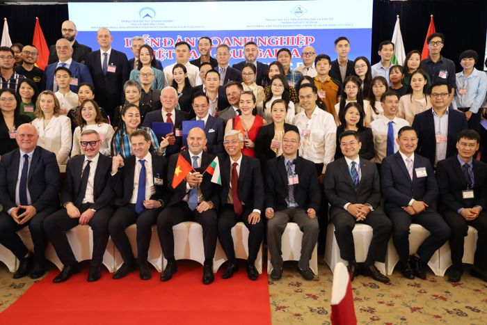 Tổng thống Rumen Radev cùng lãnh đạo TP.HCM và các doanh nghiệp tham dự sự kiện chụp hình lưu niệm.