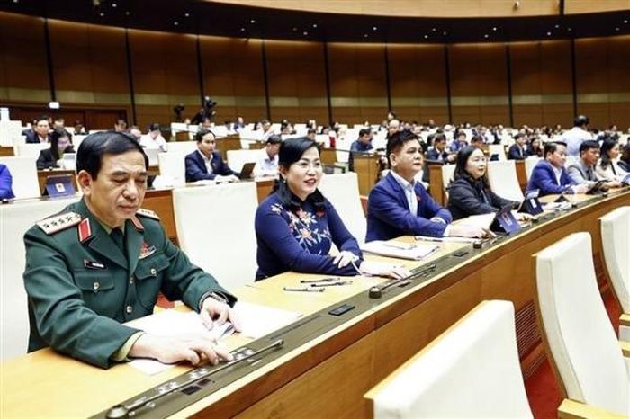 Đại biểu Quốc hội ấn nút biểu quyết thông qua Luật sửa đổi, bổ sung một số điều của Luật Sĩ quan Quân đội nhân dân Việt Nam. Ảnh: TTXVN