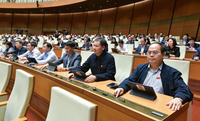 Các đại biểu Đoàn Đại biểu Quốc hội tỉnh Đồng Nai ấn nút thông qua dự thảo luật. Ảnh: CTV
