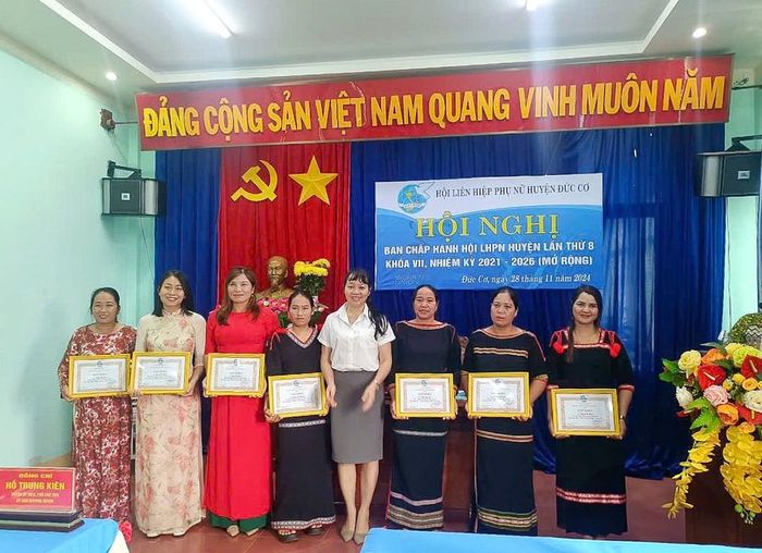 Khen thưởng các cá nhân đạt danh hiệu "Phụ nữ tiêu biểu". Ảnh: Minh Châu