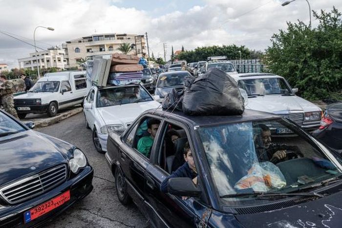 Xe cộ xếp hàng dài từ thủ đô Beirut di chuyển về phía Nam sau khi lệnh ngừng bắn có hiệu lực. Ảnh: New York Times