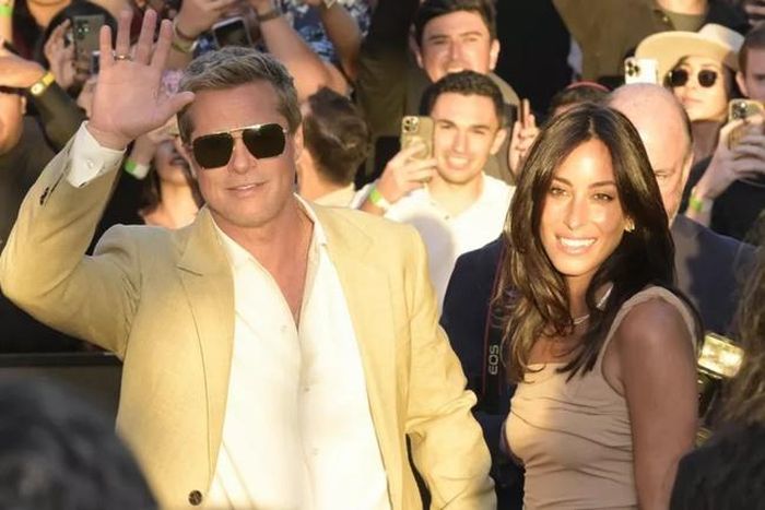 Brad Pitt sinh năm 1963 và Ines de Ramon sinh năm 1992