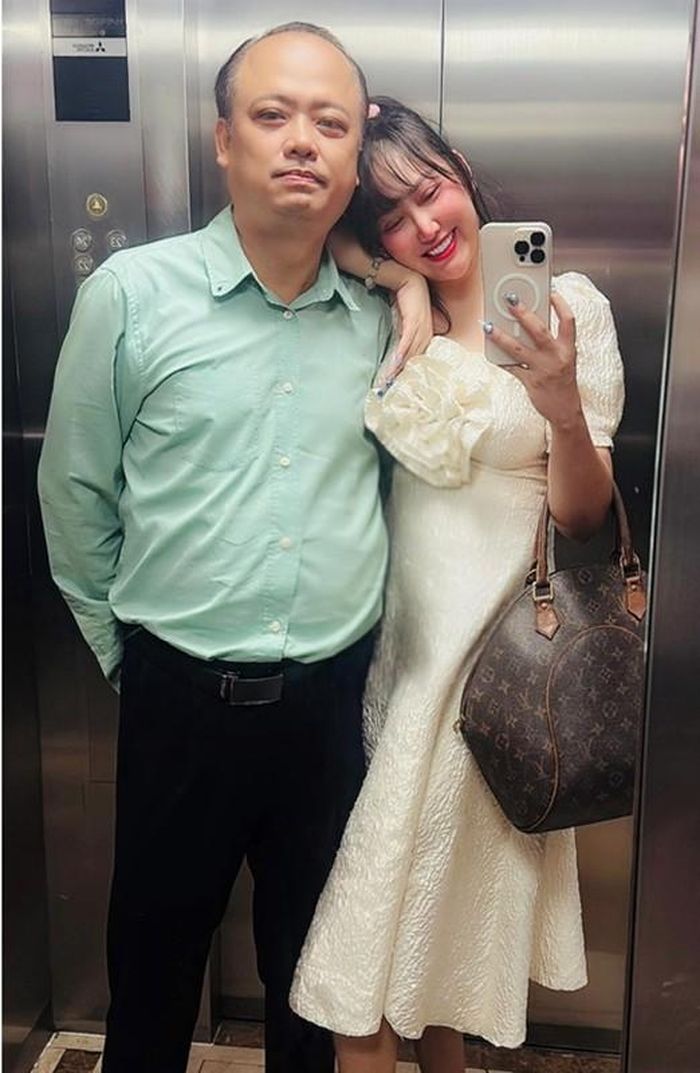 "Cảm ơn ông xã tình yêu của em, mình đã luôn tháp tùng em đi tất cả mọi nơi. Và luôn bên em trên tất cả công việc", nữ diễn viên nhắn nhủ nửa kia. Ảnh: FB Phi Thanh Vân.
