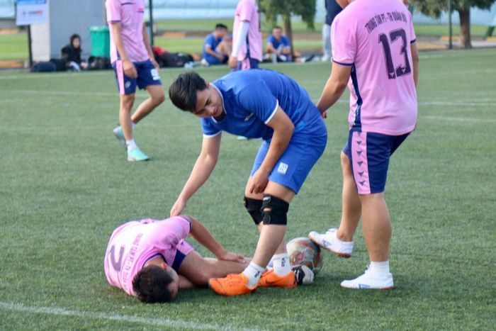  Tuy nhiên, tinh thần fair-play, sẵn sàng giúp đỡ đối thủ khi gặp trấn thương của các cầu thủ là điều khiến nhiều khán giả có mặt tại sân ấn tượng