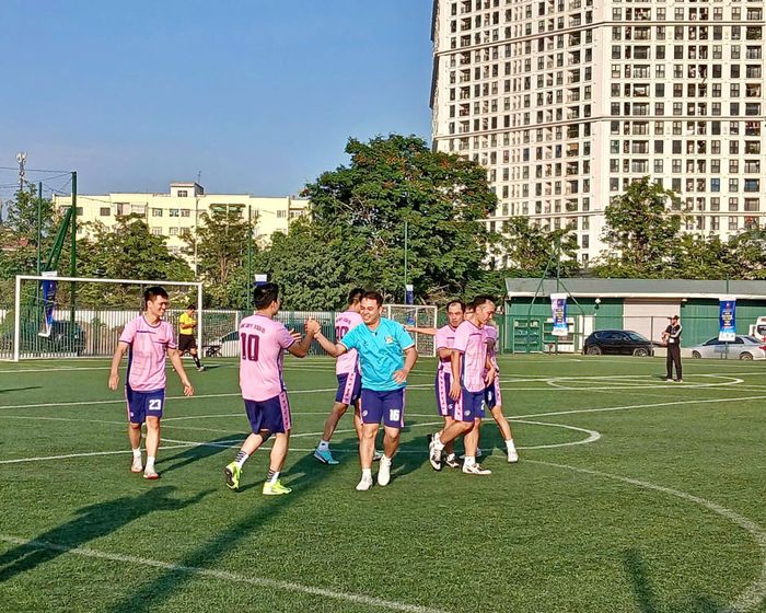 Các cầu thủ của Trung tâm PTTH Quân đội ăn mừng sau chiến thắng 5 - 0 trước Thông tấn xã Việt Nam để trở thành đội nhì có thành tích tốt nhất giành vé bước vào vòng bán kết