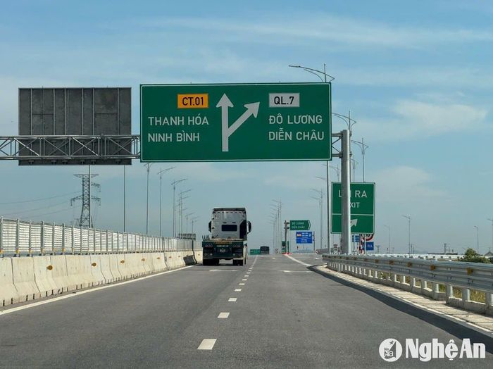 Các phương tiện giao thông đi lại trên cao tốc, đoạn từ Diễn Châu- Bãi Vọt đã đảm bảo từ 01/7/2024, nhưng các nhà thầu vẫn phải hoàn thành hạng mục đảm bảo an toàn hành lang cho cao tốc và vuốt nối dân sinh. Ảnh: Nguyễn Hải