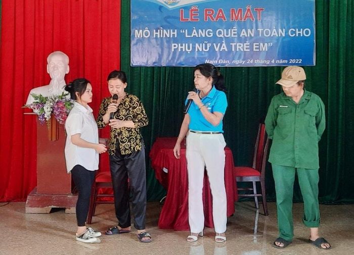 Tiểu phẩm truyền thông tại lễ ra mắt mô hình "Làng quê an toàn cho phụ nữ và trẻ em" tại huyện Nam Đàn. Ảnh: CSCC