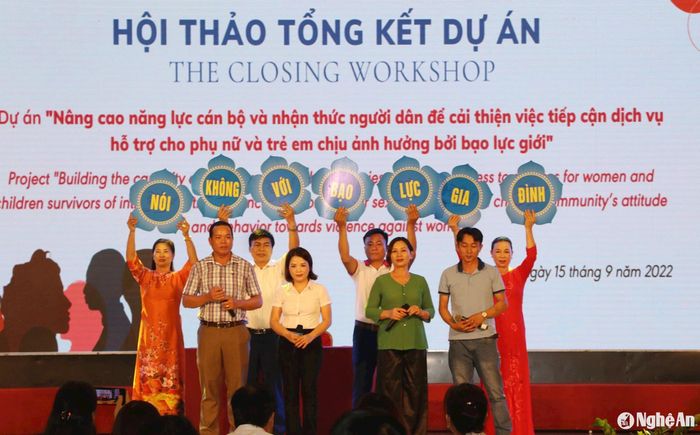 Một tiểu phẩm nói về vấn đề bạo lực giới do các hội viên Hội Liên hiệp Phụ nữ Nghệ An biểu diễn tại Hội thảo tổng kết dự án. Ảnh tư liệu: Mỹ Hà