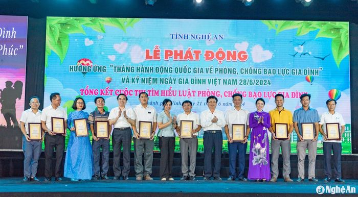Trao giải cho các câu lạc bộ tham gia Cuộc thi tìm hiểu Luật Phòng, chống bạo lực gia đình năm 2024 tại Nghệ An. Ảnh tư liệu: Minh Quân