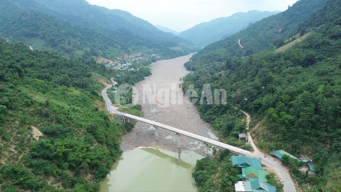 Theo quan sát, điểm rác tập kết nằm ngay dưới chân cầu Nậm Nơn, thuộc lý trình Km350+384 trên Quốc lộ 16, kéo dài khoảng 1,5km về phía hạ nguồn. Không khó để nhận ra màu xanh của cả một khúc sông dài đã biến mất, thay vào đó là màu của rác. Ảnh: Tiến Đông