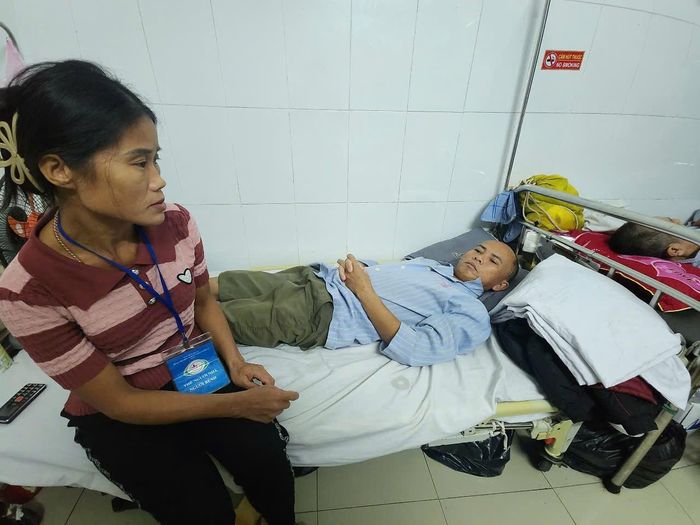 Vợ chồng anh Lam tại bệnh viện.