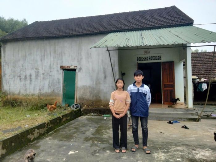 Hai đứa con anh Lam - chị Bình trước ngôi nhà trống hoác ở quê nhà.