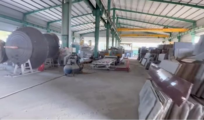 Một góc trong nhà máy của bạn trai Phi Thanh Vân. (Ảnh cắt từ Youtube Phi Thanh Vân)