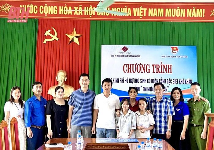 Đoàn thanh niên thị trấn Sao Vàng (Thọ Xuân) phối hợp với Công ty TNHH Công nghệ thể thao Victory trao hỗ trợ cho trẻ em có hoàn cảnh đặc biệt khó khăn và mô hình “Em nuôi của Đoàn”.