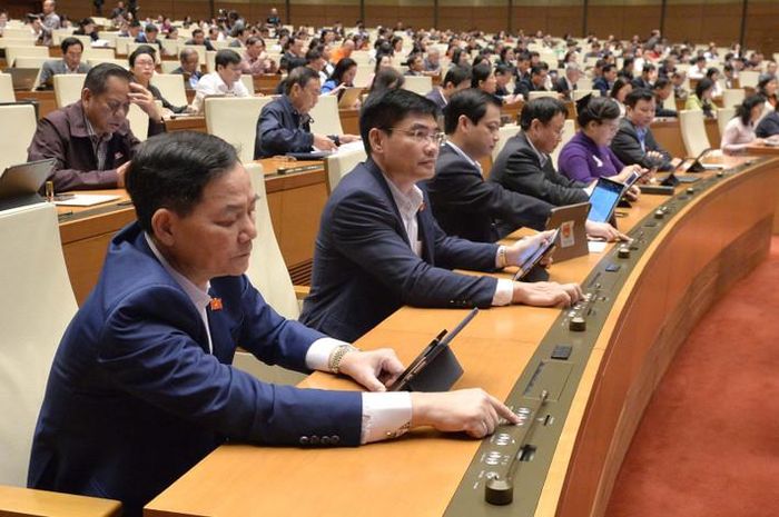  Các đại biểu bấm nút biểu quyết. Ảnh: Hồ Long 