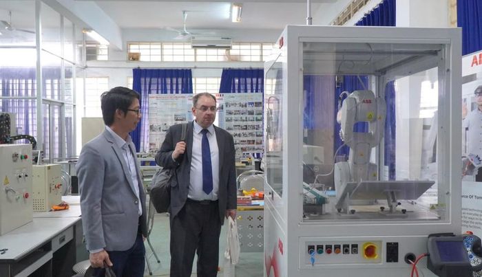  Đại diện tổ chức Đại học Pháp ngữ (AUF) thăm khu học tập, thực hành của chương trình đào tạo kỹ sư chất lượng cao Việt - Pháp, Trường Đại học Bách khoa (Đại học Đà Nẵng). Ảnh: NTCC 