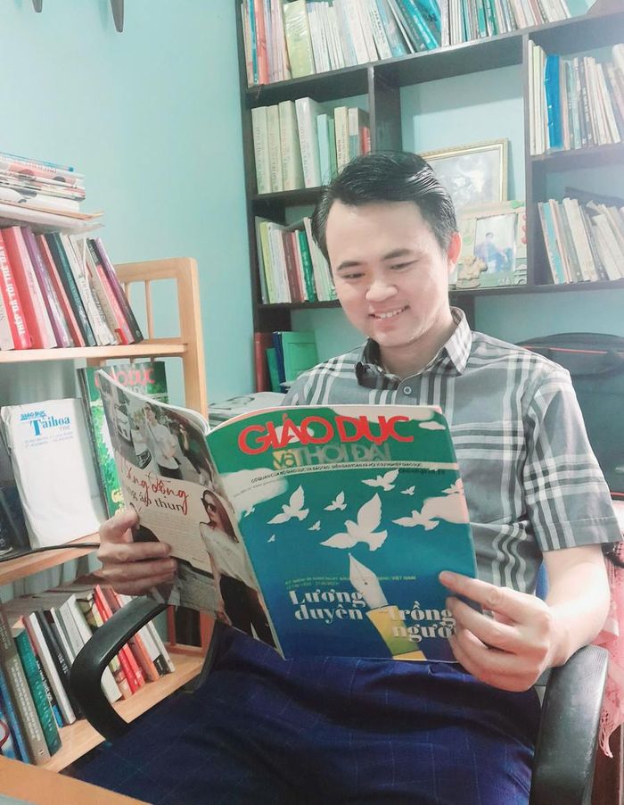  Với thầy Ánh, Báo GD&amp;TĐ là một tình yêu gũi gần, thân quen như công việc giảng dạy hàng ngày. Ảnh: NVCC 