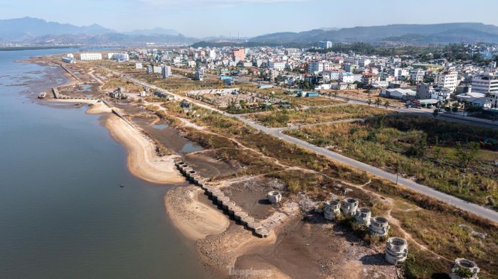 Được biết, Khu đô thị lấn biển Hà Khánh A mở rộng nằm trong Dự án khu đô thị mới Cao Xanh – Hà Khánh ở thành phố Hạ Long (Quảng Ninh) rộng gần 100ha. Sau khi khu đô thị này hoàn thành có thể phục vụ cho 20.000 người với tiêu chuẩn toàn đô thị cao nhất là 50 m2/người được phân bố trong các nhóm nhà ở. Chủ đầu tư của dự án này là Công ty Xây dựng công trình 507.