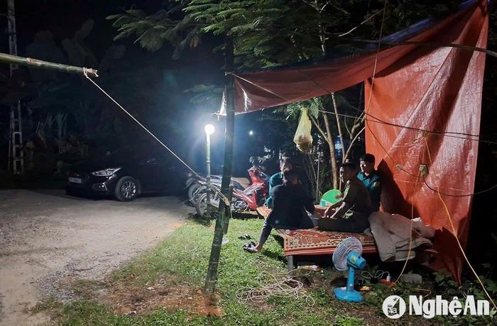 Các chốt trực tại các huyện Anh Sơn duy trì xuyên đêm để ngăn chặn dịch lây lan. Ảnh: Q.A