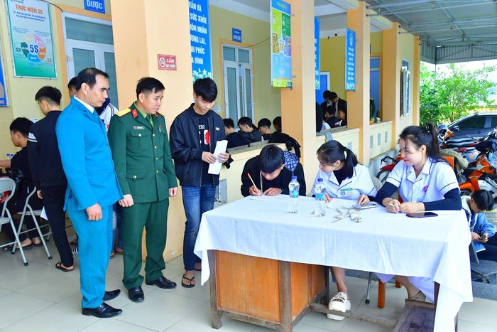 Lãnh đạo Ban Chỉ huy Quân sự huyện Nam Đàn kiểm tra công tác sơ tuyển nghĩa vụ quân sự năm 2025 tại xã Nam Anh. Ảnh: Trọng Kiên
