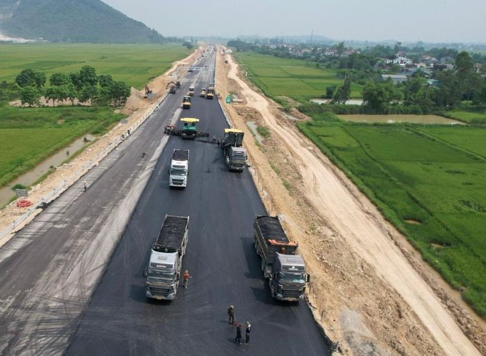 Ảnh minh họa về thi công đường giao thông. Ảnh: Trân Châu